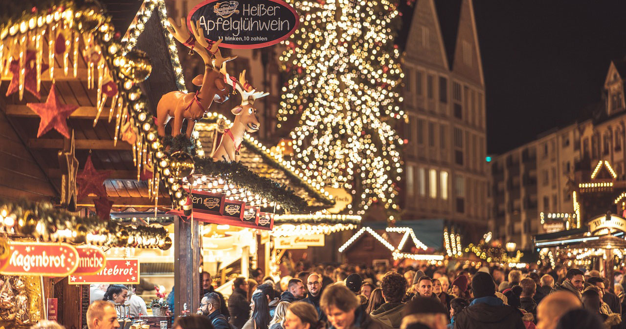 christmas market 4705878 1280